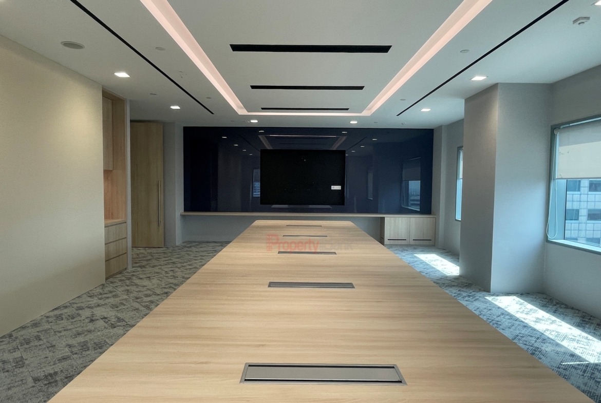 High-floor office at Suntec Tower Two