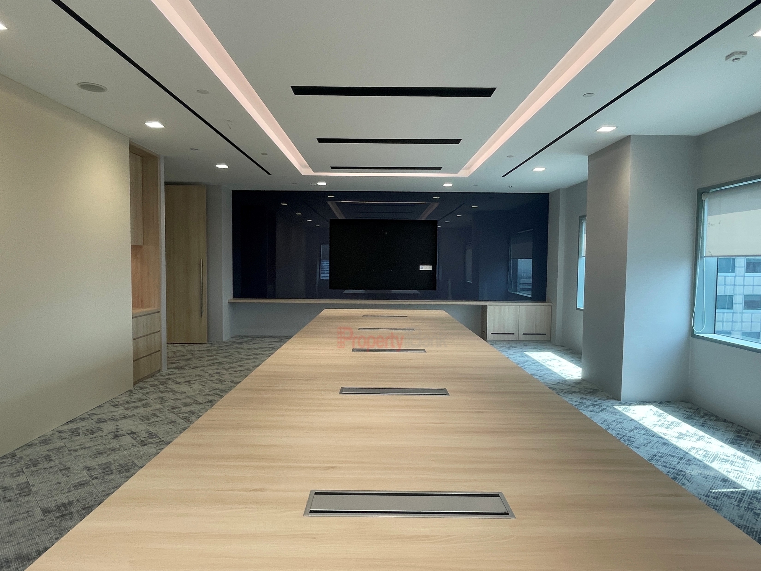 High-floor office at Suntec Tower Two